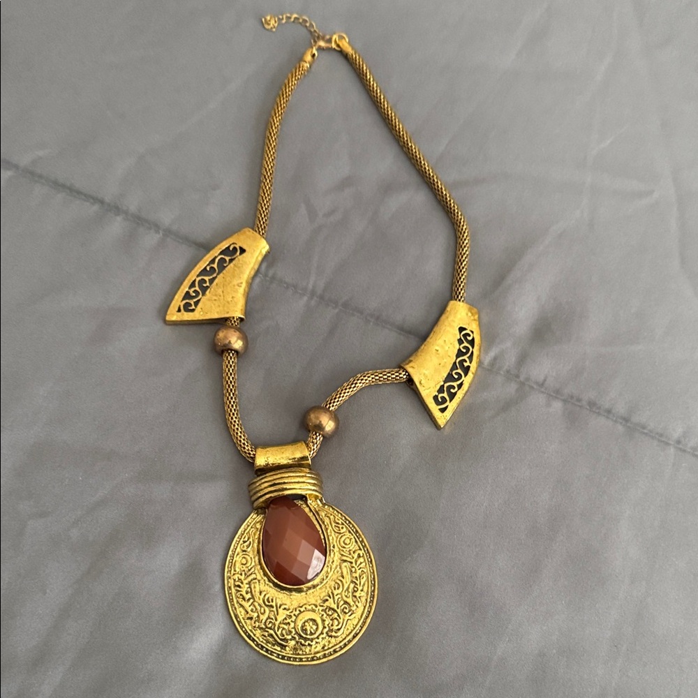 Elegant Gold and Brown Pendant Necklace
